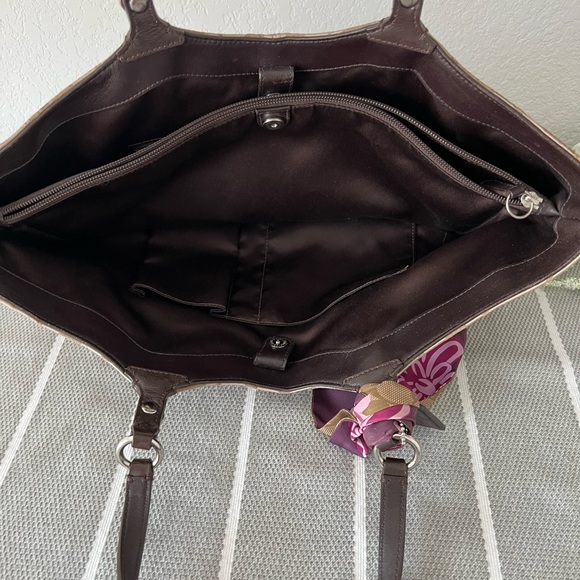 Coach purse with classic C - Picture 6 of 9